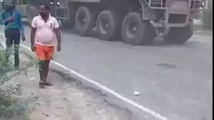 महाराजगंज: गणेशगंज मोड़ के पास मौरंग से लदा ट्रेलर अनियंत्रित होकर पलटा, लोगों ने भागकर बचाई जान, हुआ लाखों का नुकसान