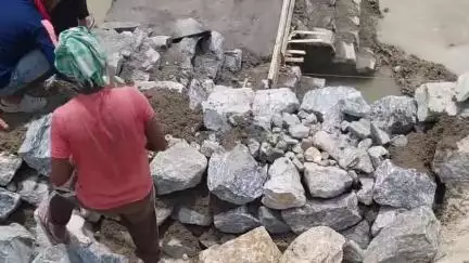 लोहरदगा: चेकडैम निर्माण में अनियमितता, साइड वाल में घटिया पत्थर का उपयोग