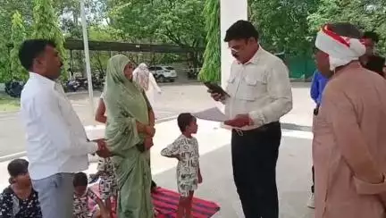 सागर नगर: ग्राम पंचायत ईशुरवारा की महिला सरपंच और उनके ड्राइवर से पूर्व सरपंच ने की मारपीट, एसपी ऑफिस में सरपंच धरने पर बैठी