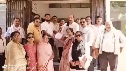 नरसिंहपुर: कथा वाचक प्रदीप मिश्रा के खिलाफ कायस्थ समाज का आक्रोश, कलेक्ट्रेट में की शिकायत