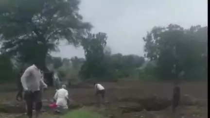 भोकरदन: बरंजळा लोखंडे येथे शेतीच्या वादातून 70 वर्षी वृद्धाला लाठया काठ्याने मारहाण, वृद्धावर जिल्हा रुग्णालयात उपचार सुरू