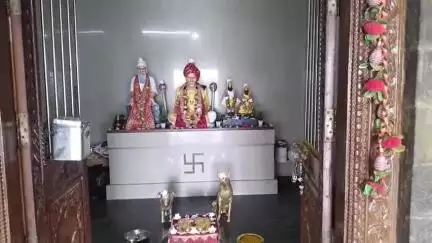 कवठे महांकाळ: कवठेमंकाळ तालुक्यातील चोरोची गावातील बाळूमामा मंदिरात मध्यरात्री चोरी! – सीसीटीव्हीत चोर कैद