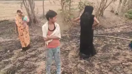 ग्राम मिड़ावली में स्थिति राजपूतों के द्वारा डराया धमकाया गया जमीन नहीं नापने दी गई बही पर पुलिस मौजूद रही उन्होंके उनलो