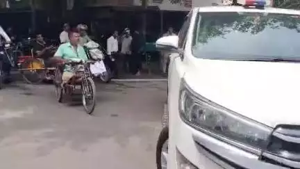 मुरादाबाद: एसएसपी कार्यालय के बाहर दिव्यांग ने जिला अधिकारी की गाड़ी रोककर निजी अस्पताल के खिलाफ दिया प्रार्थना पत्र