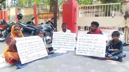 मिर्ज़ापुर: चपउर खुर्द के पीड़ित पक्ष ने रास्ते के विवाद में कलेक्ट्रेट में किया अनशन, ग्राम प्रधान व राजस्व निरीक्षक पर लगाए आरोप