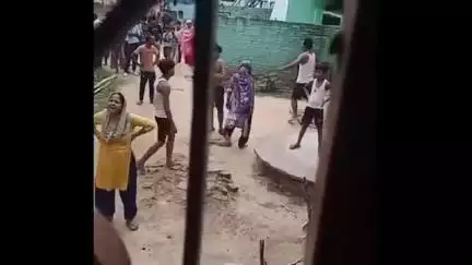 कसिया: अमवा दुबे में नाली विवाद को लेकर 2 समुदायों के बीच जमकर चले लाठी-डंडे, 5 लोग गंभीर रूप से हुए घायल