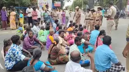 திண்டுக்கல் மேற்கு: மோலப்பாடியூர் கோயில் திருவிழாவில் இரு தரப்பினரிடையே பிரச்சனை - ஆட்சியர் அலுவலகம் வெளியே சாலை மறியலில் ஈடுபட்ட கிராம மக்கள்
