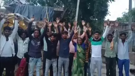 भोगांव: ग्राम पंचायत गोसलपुर गहियर में 15 दिनों से बिजली न होने पर परेशान ग्रामीणों ने किया प्रदर्शन #jansamasya