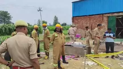 अमरोहा: अतरासी गांव के जंगल में चल रही पटाखा फैक्ट्री में हुआ भीषण धमाका, 4 महिलाओं की हुई मौत और 9 लोग हुए घायल