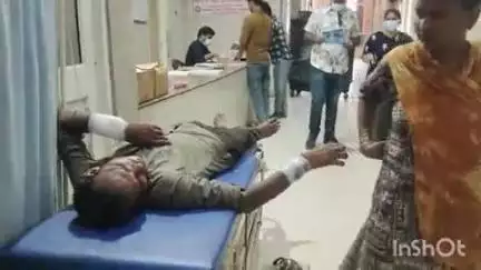 फिरोज़ाबाद: मोहल्ला खेड़ा आनंद नगर में पत्नी पर झूठे आरोप लगाने के कारण व्यक्ति ने काटे अपने दोनों हाथ, ट्रामा सेंटर में हुआ भर्ती