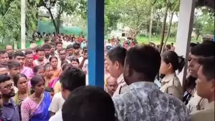 নগাঁও: আমবাগান আৰক্ষী চকীত উত্তপ্ত পৰিস্থিতি, আৰক্ষীয়ে টকা লৈ অবৈধভাৱে অনা গৰু পাৰ কৰাৰ অভিযোগ ৰাইজৰ