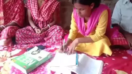 হিঙ্গলগঞ্জ: ডাক্তারি পড়ার সুযোগ পেলেন ভ্যানচালকের মেয়ে হিঙ্গলগঞ্জের বাঁশতলা গ্রামের বিদিশা বর