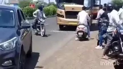 आष्टा: भोपाल-इंदौर मार्ग पर वीआईटी कॉलेज के पास बस पर पत्थर मारा, चालक ने आरोपी को पुलिस के हवाले किया