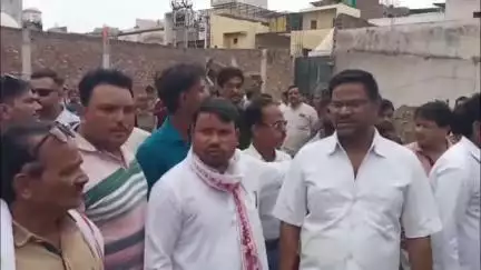 मथुरा: टीला हादसे में बेघर हुए परिवारों से मिलने पहुंचा कांग्रेस का प्रतिनिधि मंडल, कार्रवाई न होने पर करेंगे आंदोलन
