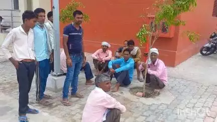 हरदोई: सुमई गांव में संदिग्ध परिस्थितियों में किशोरी ने खाया जहरीला पदार्थ, इलाज के दौरान मेडिकल कॉलेज में हुई मौत