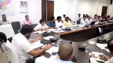 जशपुर: कलेक्टर ने शिक्षा विभाग की बैठक ली, समय पर स्कूल न पहुंचने वाले शिक्षकों पर होगी सख्त कार्रवाई