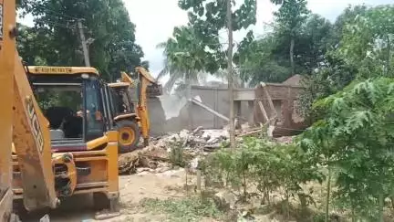 সৃজনগ্ৰাম: ৬নং ভাণ্ডাৰাত ৰঘুনাথ বিগ্ৰহ মন্দিৰ-সত্ৰৰ নামত থকা ৩৪৯ বিঘা মাটিত অবৈধভাৱে দখল কৰি থকা পৰিয়ালক উচ্ছেদ কৰে জিলা প্ৰশাসনে