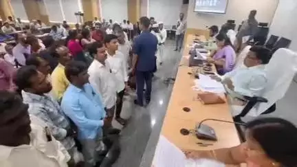 నిర్మల్: సోన్ మండల తహసీల్దార్ రైతులతో దురుసుగా ప్రవర్తిస్తున్నాడని జిల్లా కలెక్టర్ కు ఫిర్యాదు చేసిన కడ్తాల్ గ్రామ రైతులు