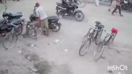 मढ़ौरा: रसूलपुर बाजार में मोटरसाइकिल चोरी की घटना, सीसीटीवी कैमरे में कैद
