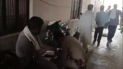 महावन: कस्बा फरह क्षेत्र में ग्रामीण बैंक के पीछे 65 वर्षीय चौकीदार की बंद कमरे में मिली लाश, पुलिस जुटी जांच में