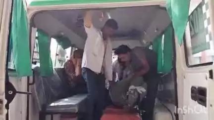 औरैया: फफूंद क्षेत्र के देवरपुर के पास रोड पर पड़े पेड़ से टकराई बाइक, दो लोग हुए घायल, 102 एंबुलेंस ने कराया भर्ती