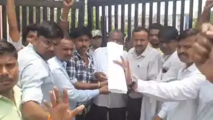 मुरैना नगर: झूठी FIR के विरोध में प्रजापति समाज ने कलेक्ट्रेट पर तहसीलदार को सौंपा ज्ञापन, निष्पक्ष जांच की मांग की