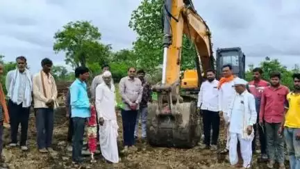 सेनगाव: बाभुळगांव ते हाताळा फाटा शेत-पांदण रस्त्याचा भूमिपूजन सोहळा संपन्न, शेतकरी वर्गात समाधानाचे वातावरण