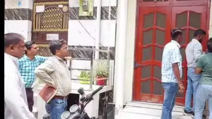 आंवला: आंवला में बिजली विभाग की छापेमारी में 4 बिजली चोर पकड़े गए