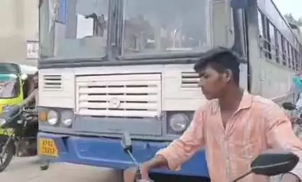 కళ్యాణదుర్గం: కళ్యాణదుర్గం లోని గాంధీ సర్కిల్ వద్ద రెండు గంటలపాటు మొరాయించిన ఆర్టీసీ బస్సు: ట్రాఫిక్కు తీవ్ర అంతరాయం