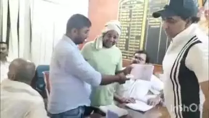 भभुआ: भभुआ नगर परिषद सभागार में नप सभापति द्वारा राशन कार्ड धारकों को किया गया राशन कार्ड का वितरण