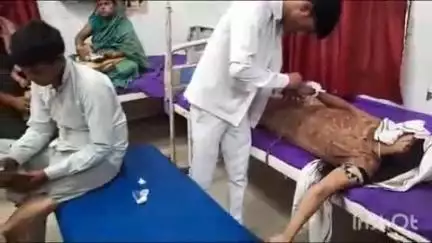 सिकंदराराऊ: अंडोली में बच्चों के विवाद में दो पक्षों के बीच जमकर चले लाठी-डंडे, पति-पत्नी हुए घायल, सीएससी से जिला अस्पताल रेफर
