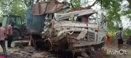 बलिया: गोविन्दपुर-भरौली मार्ग पर दो डम्परों की आमने-सामने टक्कर, चालक घायल, सड़क पर लगा लंबा जाम