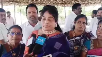 భీమవరం: జగన్ అంటే నమ్మకం, చంద్రబాబు అంటే మోసం అనే పుస్తకం ఆవిష్కరణ కార్యక్రమంలో పాల్గొన్న YCP మహిళా ప్రధాన కార్యదర్శి జయ సరిత