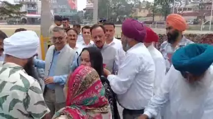 नाहन: दशमेश रोटी बैंक का समाज सेवा में कार्य जारी, उद्योग मंत्री हर्षवर्धन चौहान जरूरतमंद लोगों को राशन वितरित करने पहुंचे