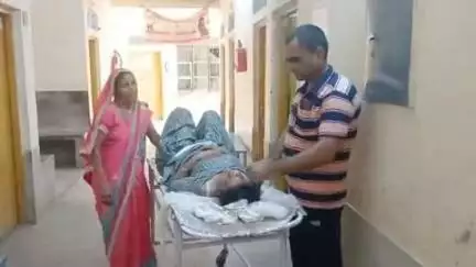 आंवला: आंवला में ई-रिक्शा पलटने से हादसा, बच्चे को बचाने में चार यात्री घायल, एक की हालत गंभीर