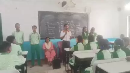 विद्यालय प्रबंधन समिति के अध्यक्ष के साथ योग गुरु गजराज महतो रा उत्क्र उच्च विद्यालय प्रखण्ड मुख्यालय सिसई पहुंचे।