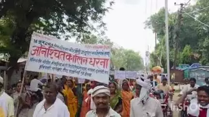 रजौली: फुलवरिया डैम के उसे पर आधा दर्जन से अधिक गांव के ग्रामीणों ने अपने हक की मांग को लेकर दिया एक दिवसीय धरना