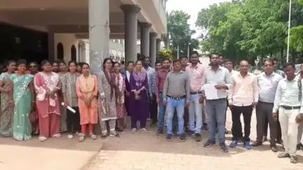 धमतरी: धमतरी जिले के शिक्षक सेवा प्रदाताओं ने तीन सूत्रीय मांगों को लेकर कलेक्टर को सौंपा ज्ञापन