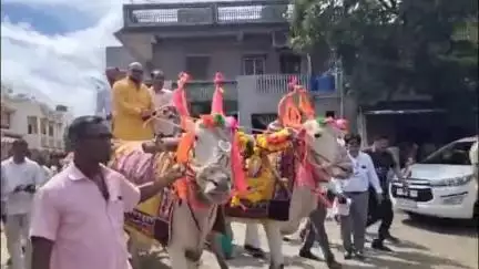 धरणगाव: पाळधी येथील जिल्हा परिषद शाळेत पालकमंत्री गुलाबराव पाटलांची आगळीवेगळी एन्ट्री: बैलगाडीतून विद्यार्थ्यांना आणले शाळेत !