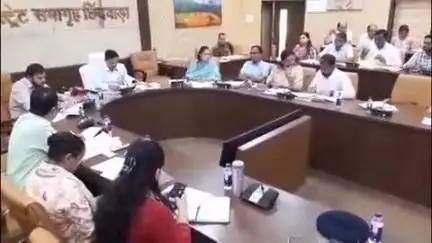 छिंदवाड़ा नगर: कलेक्टर ने कलेक्टर कार्यालय के सभा कक्ष में टीएल की बैठक ली