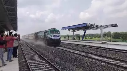 कुरसाकांटा: अररिया-गलगलिया नई रेल लाइन का ट्रायल हुआ, लोगों ने गर्मजोशी से किया स्वागत, लेकिन गाड़ी नहीं रुकी, नाराज़गी भी झलकी