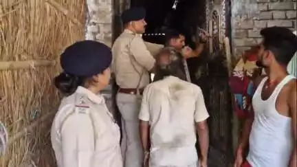 अरेराज: अरेराज पुलिस ने हरसिद्धि के जागापाकड़ में फरार अभियुक्त के घर पर की कुर्की की कार्रवाई