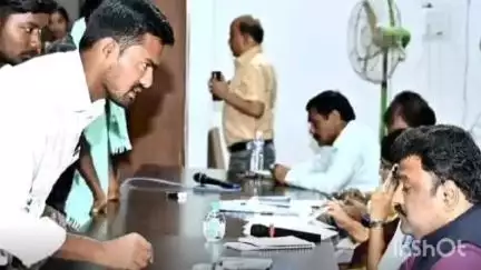 ఆలూరు: జీనియస్ గ్లోబల్ స్కూల్ పై చర్యలు తీసుకోవాలని, వామపక్షాల విద్యార్థి సంఘం ఆధ్వర్యంలో జిల్లా కలెక్టర్కు వినతి అందజేత