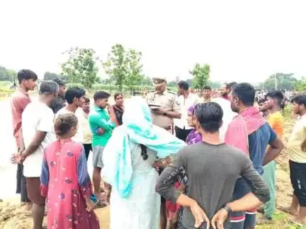 बस्ती: नगर थाना क्षेत्र में स्थित ईंट भट्ठे के पास आकाशीय बिजली गिरने से एक युवती की मौत, दो लोग घायल