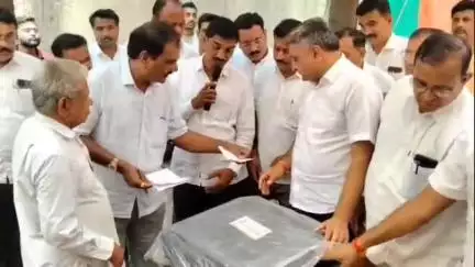 रावेर: आमदार अमोल जावळेंच्या हस्ते माजी खासदार स्व.हरिभाऊ जावळेंच्या पुण्यतिथीनिमित्त यावल बाजार समितीत ताडपत्री वितरण