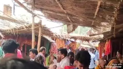 लालगंज: गड़बड़ा धाम में शीतला माता के दर्शन को उमड़े श्रद्धालु, पुजारी ने बताया- 30,000 भक्तों ने झुकाया शीश