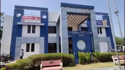 ગાંધીધામ: એ ડિવિઝન પોલીસે અલગ અલગ વિસ્તારમાં બે દરોડામાં 10 મહિલાઓ સહીત કુલ 16 જુગારીઓ ઝડપ્યા