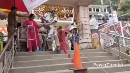 नैनीताल: दिव्यांग श्रद्धालु को सीओ भवाली प्रमोद शाह ने संवेदनशीलता दिखाते हुए सीढ़ियों में सहारा देकर दर्शन कराए