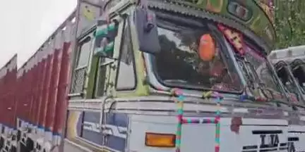 निवाई: बरोनी थाना पुलिस ने NH-25 पर नाकाबंदी के दौरान अवैध बजरी से भरा ट्रक किया ज़ब्त