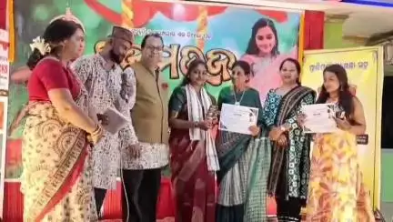 ଛତ୍ରପୁର: ସାହିତ୍ୟ ପତ୍ରିକା 'ଅଳ୍ପରେ ପ୍ରେମ' ପକ୍ଷରୁ ବ୍ରହ୍ମପୁର ଉତ୍କଳ ଆଶ୍ରମ ରୋଡ୍ ଠାରେ ରଜ ଉତ୍ସବ, ଯୋଗଦେଲେ ମହାନଗର ନିଗମ ଉପ-ଆଯୁକ୍ତ